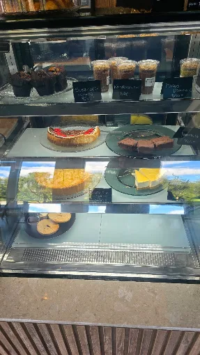 Kökur og bakkelsi í kæliborði Kaffi Flauels