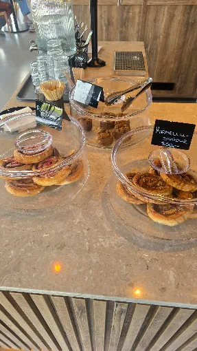 Bakkelsi undir glerkúpum á afgreiðsluborði Kaffi Flauels